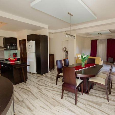 Arias'-Welcoming Guest House กูนูปิเดียนา ภายนอก รูปภาพ