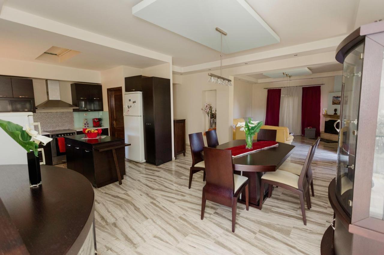 Arias'-Welcoming Guest House กูนูปิเดียนา ภายนอก รูปภาพ