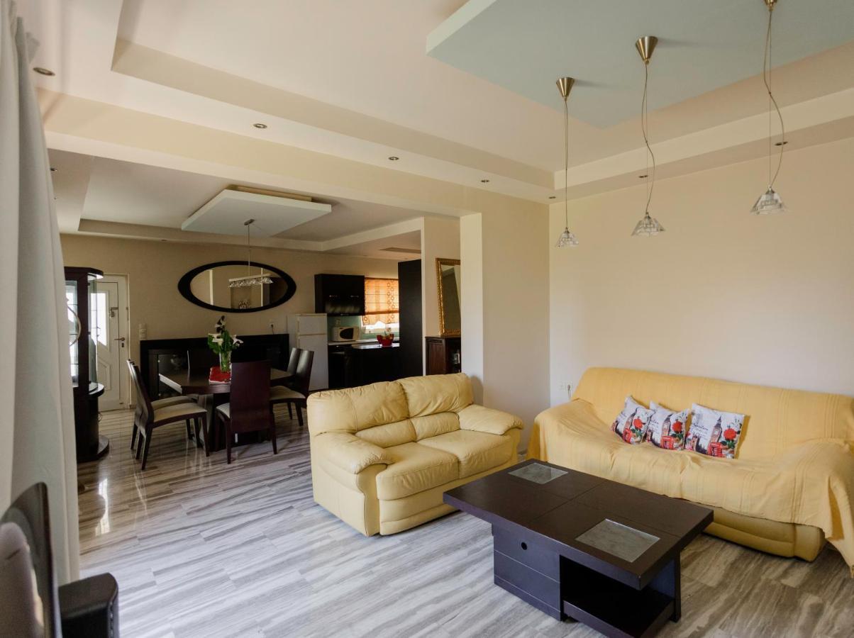 Arias'-Welcoming Guest House กูนูปิเดียนา ภายนอก รูปภาพ