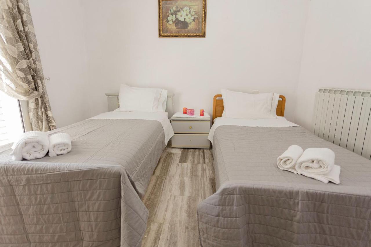 Arias'-Welcoming Guest House กูนูปิเดียนา ภายนอก รูปภาพ
